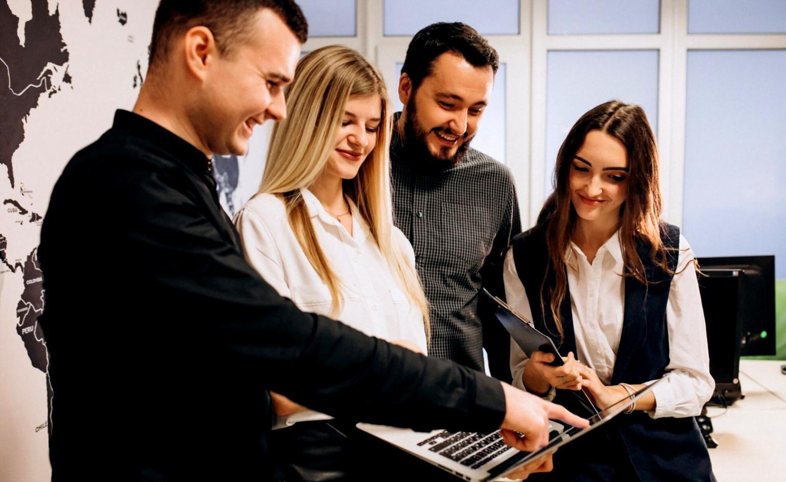 Espace de travail collaboratif avec tableaux de planification financière