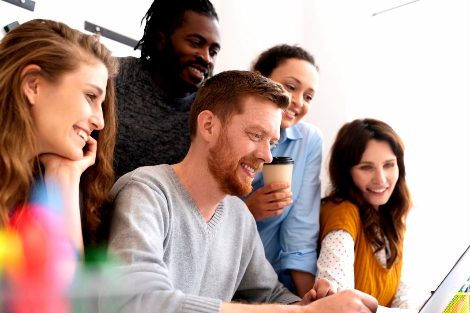 Participants travaillant sur des projections financières